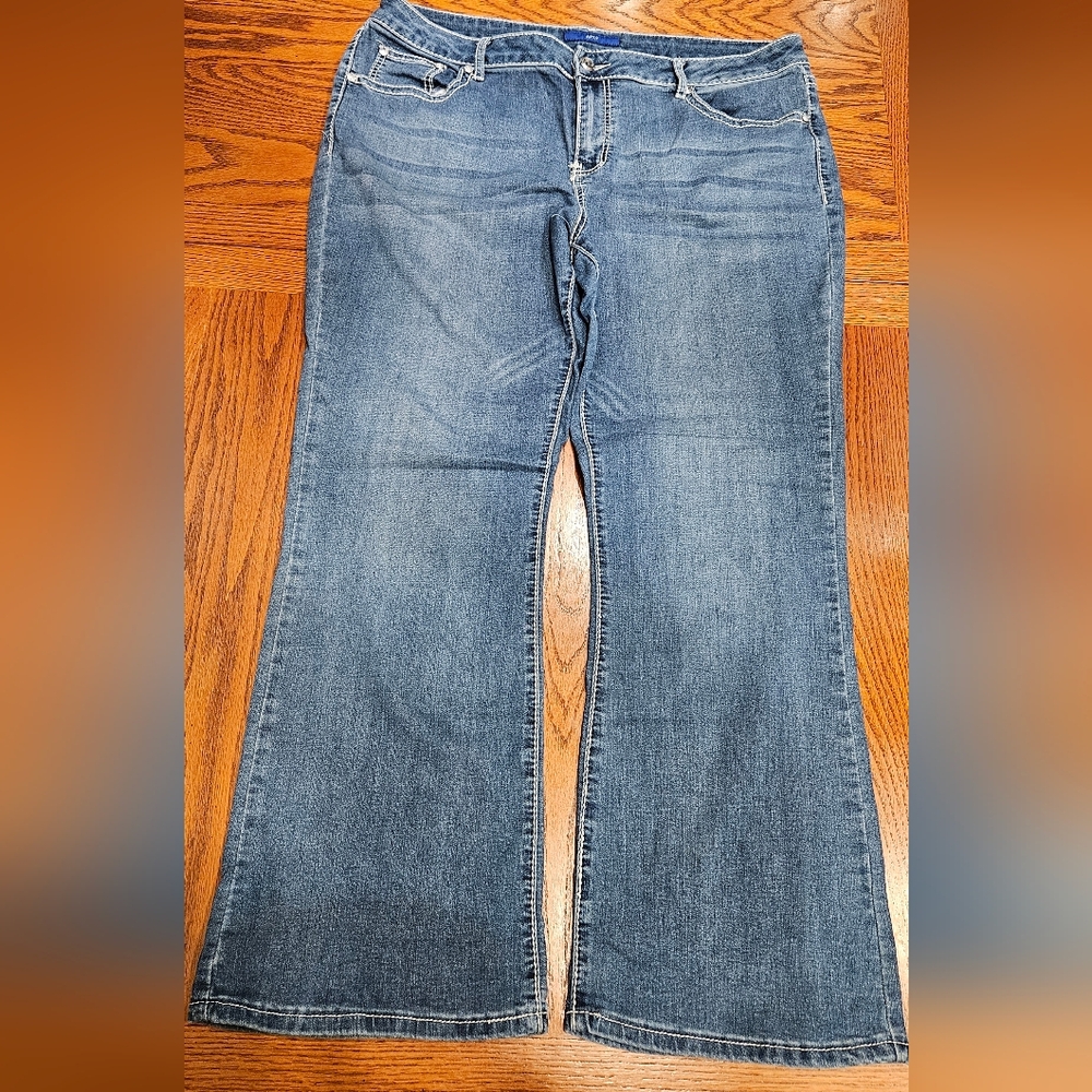 Apt. 9 Women's Embellished Blue Jeans Size 18WS New Without Tags - Picture 2 of 5